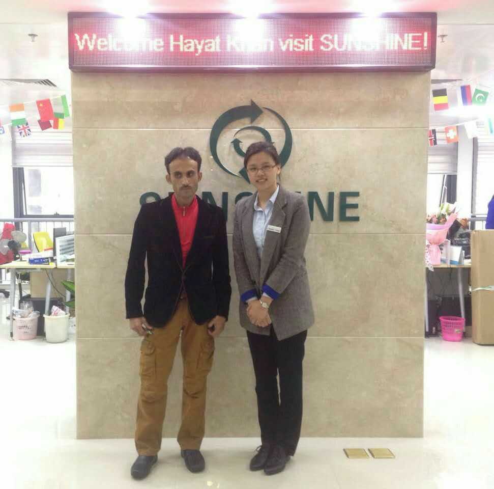 Хайя Хан из Пакистана приходить посетить Саншайн завода  